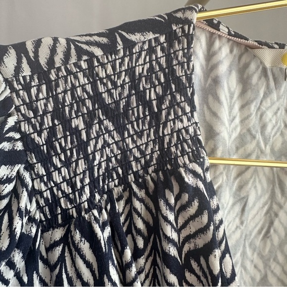 Boden‎ puff sleeve plunge neck shorts romper. EUC. Size 10P - Picture 5 of 6